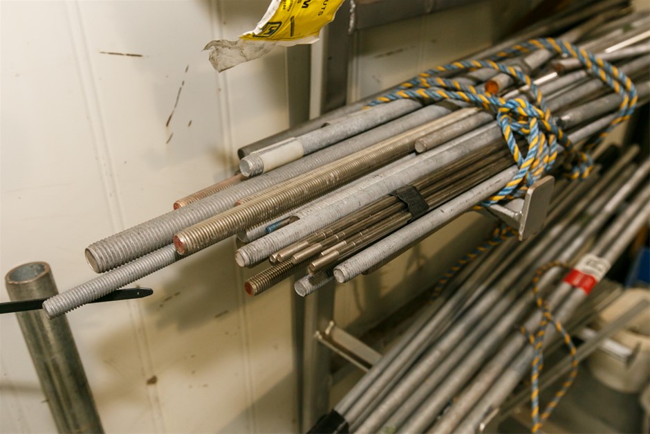 Approx 50 lengths threaded booker rod 1000mm(L) in various diameter