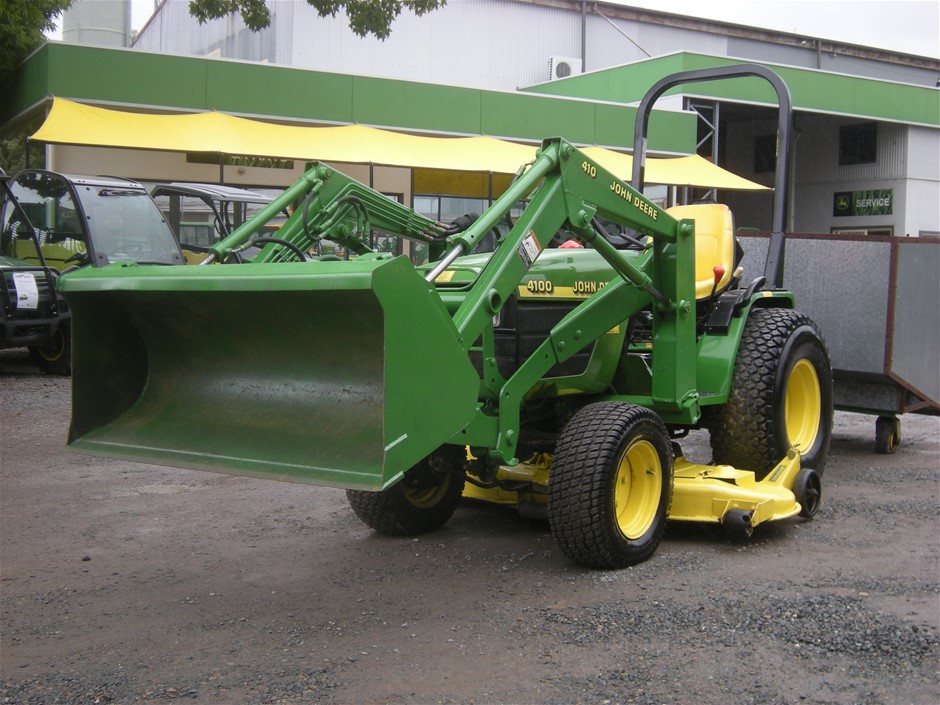 John Deere 4100 4WD Tractor, Loader and Bagger / Catcher Auction (0001