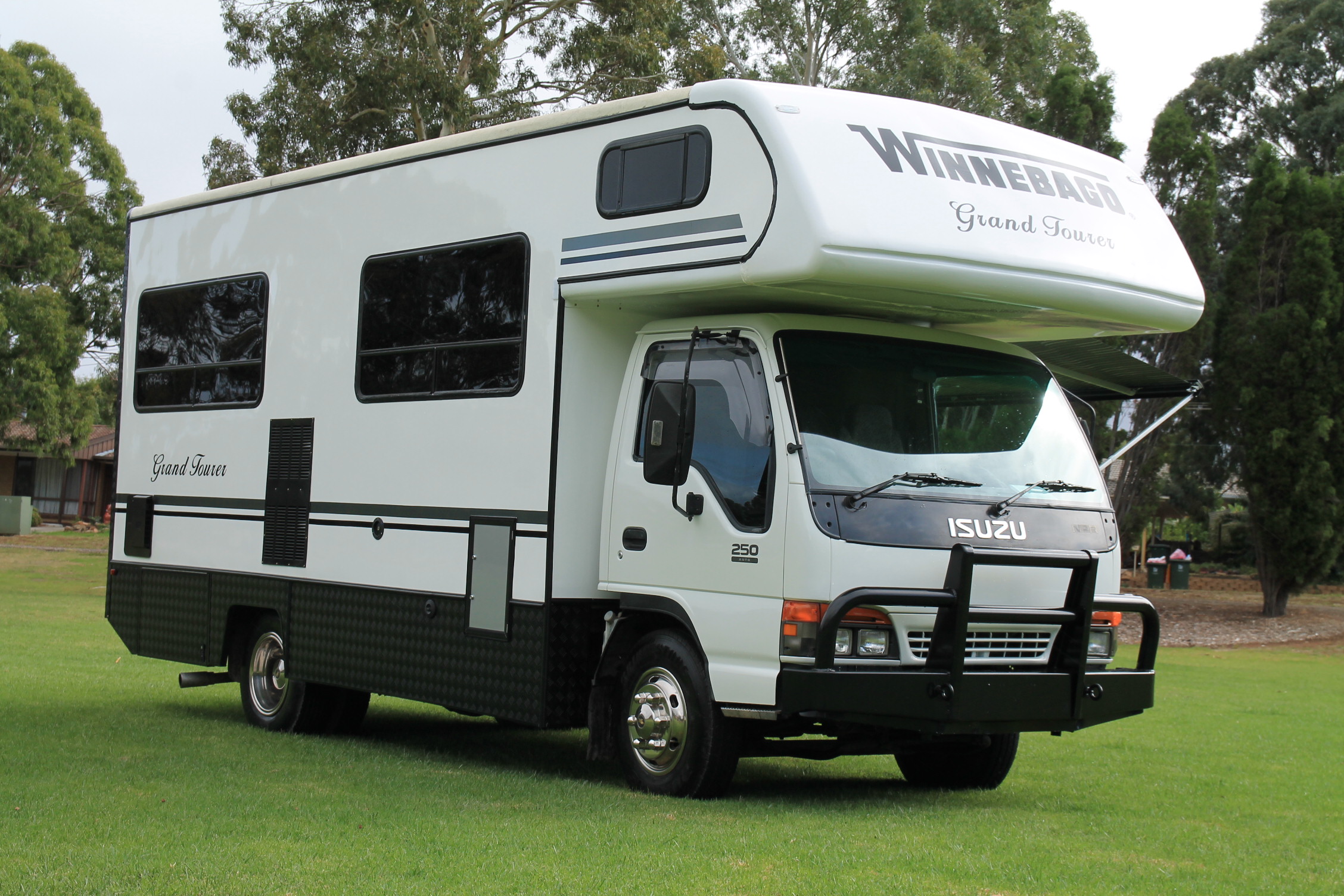 1999 Isuzu Winnebago Motorhome, 82,109km indicated Auction (00018005395) Grays Australia