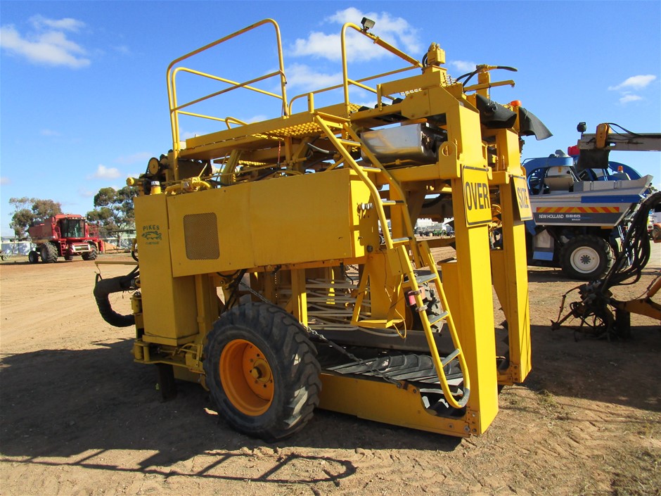 UR 900 Series Tow Behind Grape Harvester Auction (0033-3016294) | Grays ...