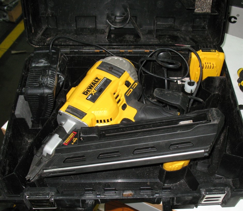 Dewalt Cordless Framing Nailer with carry case DCN692 Auction (0016