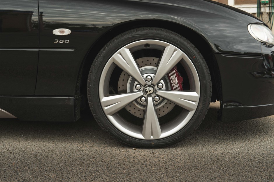 01 Hsv Holden Vx Gts 300kw Sunroof 1 Of 287 Suit Collector Auction 0001 Grays Australia