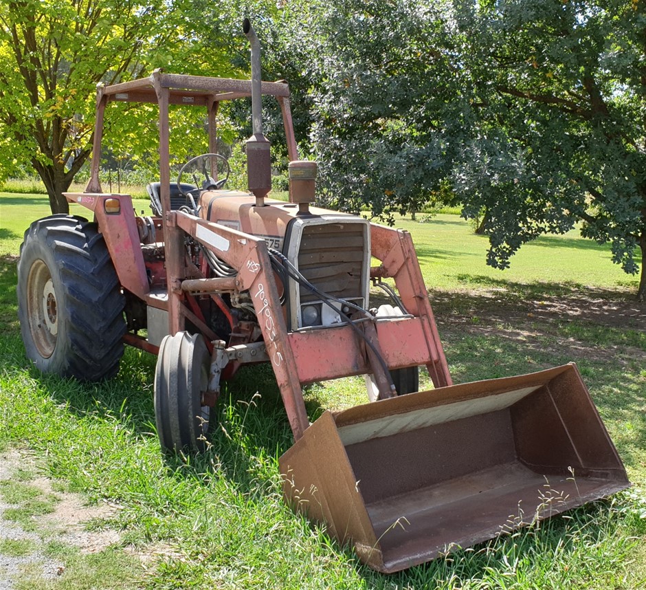 Massey Ferguson 575 Tractor with Bucket Auction (00023016946) Grays