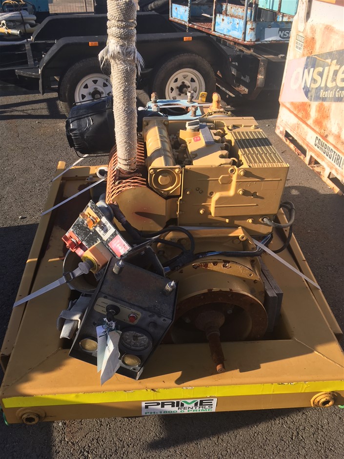 GREG NORMAN Men's 9.5" Stretch Short, Size 34, Navy.  Buyers Note - Discoun