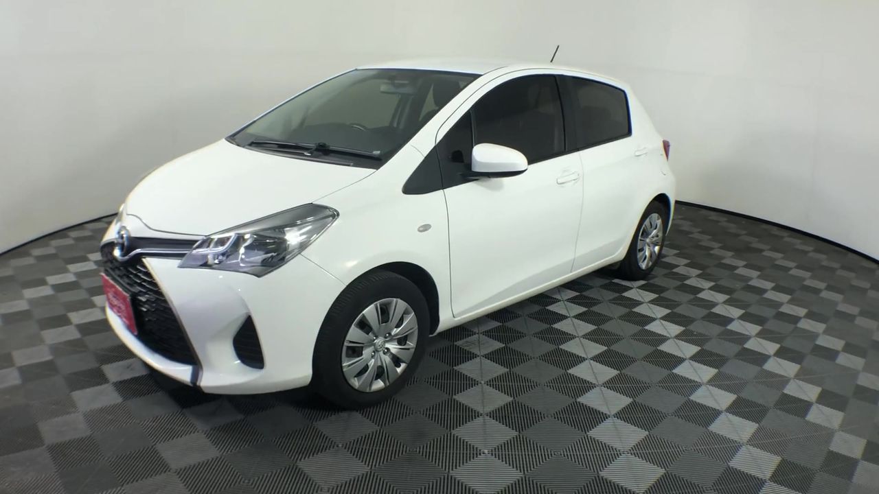 <B>2015 Isuzu NH NP Tray Body Truck</B>