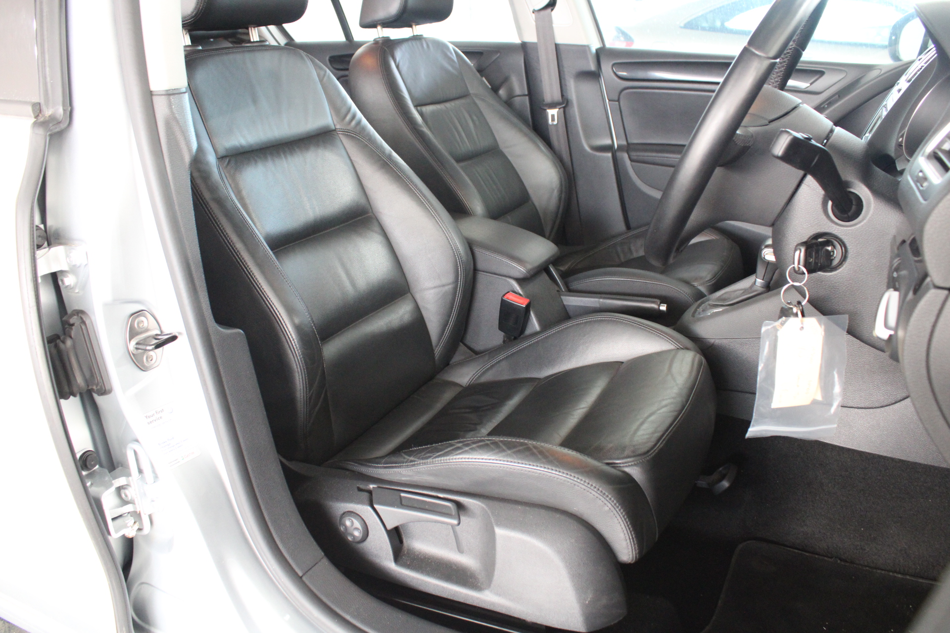 <p>2006 Kara Kar Tandem Horse Float Trailer</p>