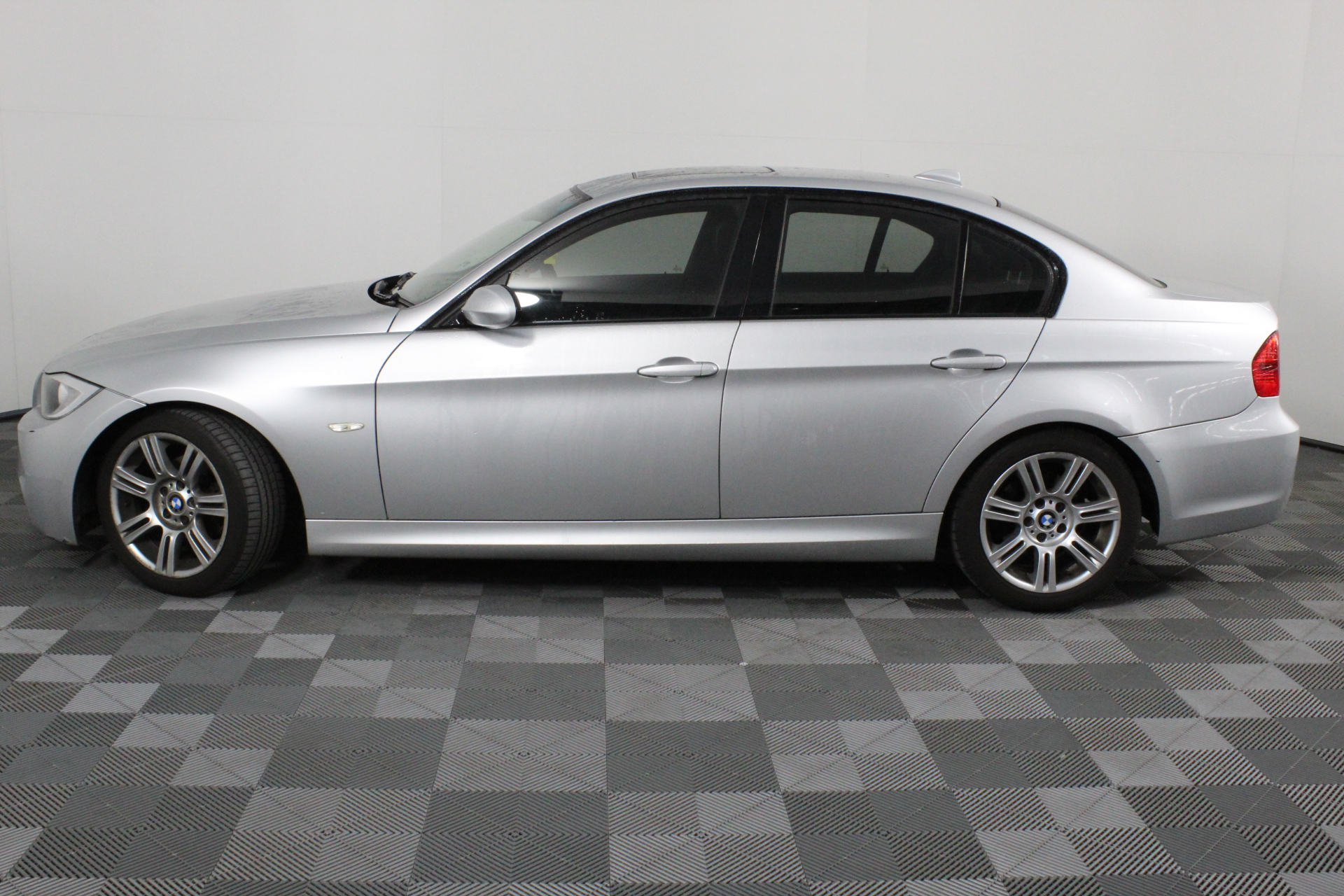 0.14 carat fancy white 2 bagette diamond