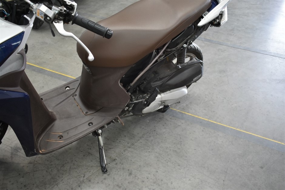 BULK PACK - 10 x 5mm Christmas Earrings (5 x Green, 5 x red) - Great, Gift