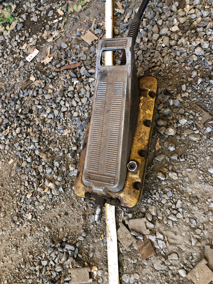 1/100 Ounce -Gold Scottdale & 1/10 Ounce Xag Silver coins x 4 Unc