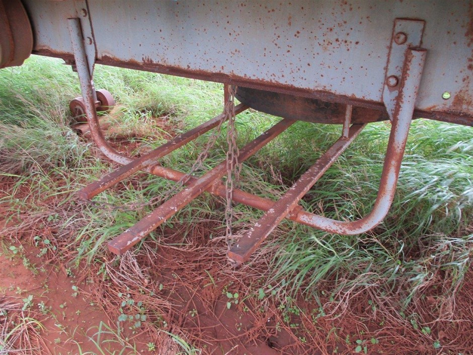 18ct white engagement ring