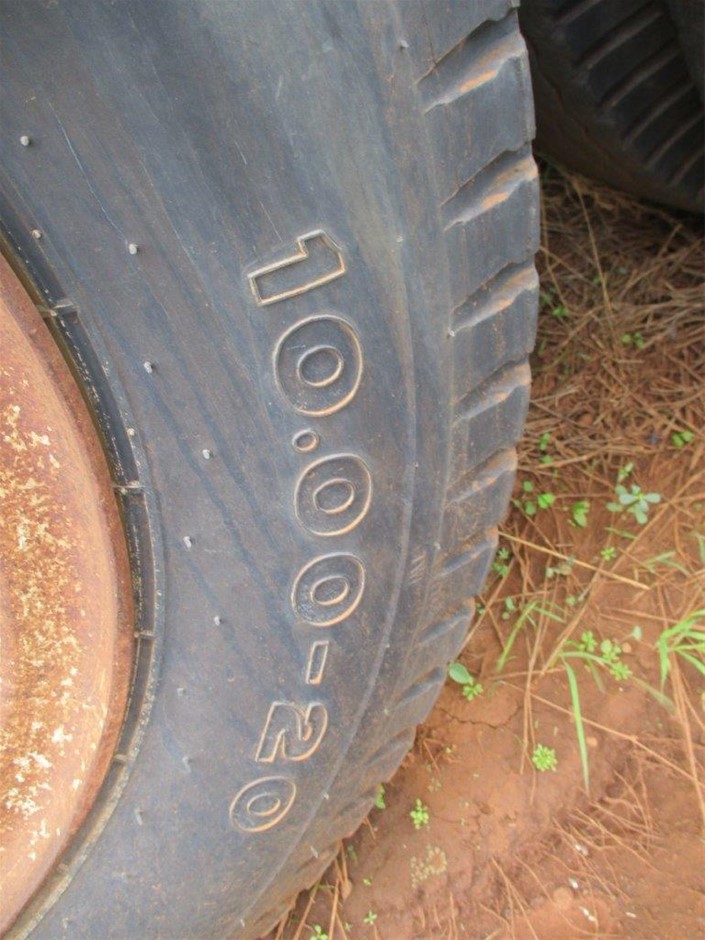 18ct white gold fitted engagement ring set