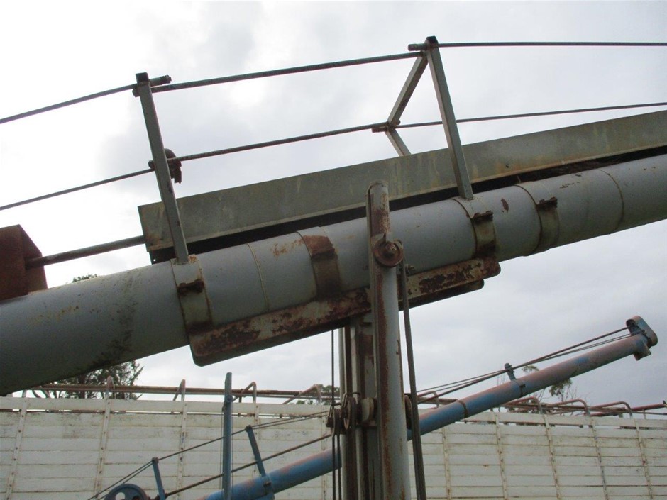 ORAL-B Pro 700 Black Electric Toothbrush Set.