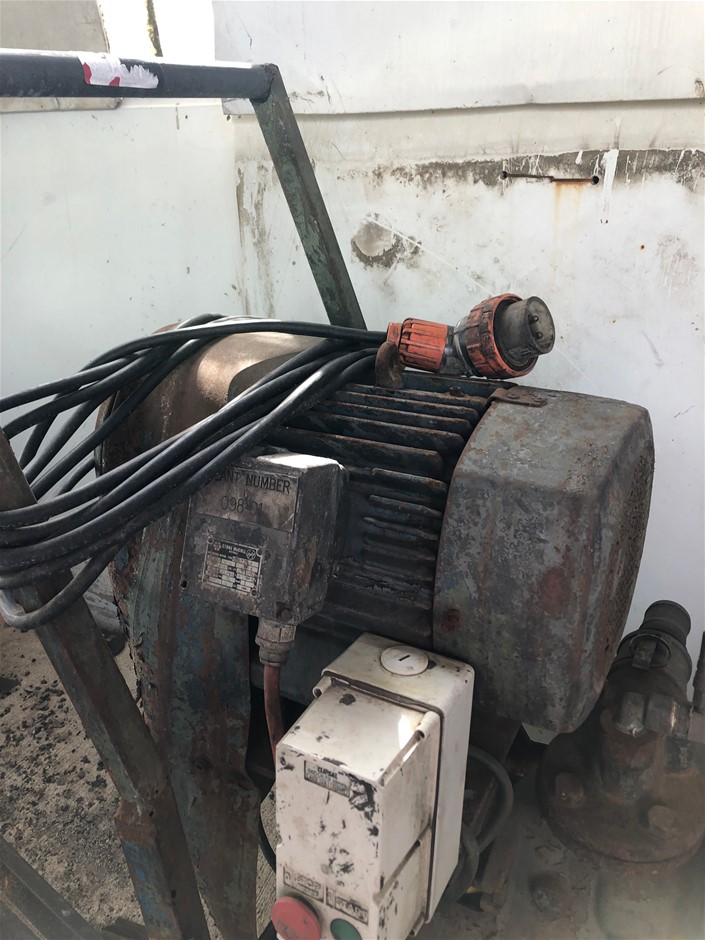 THE BATTERY ORGANIZER Storage Case with Hinged Clear Cover, Includes a Remo