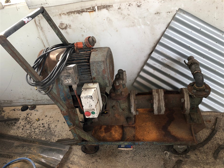 2 x Assorted Bedding Products for King Size Bed, Comprising: 1 x AMAZON BAS