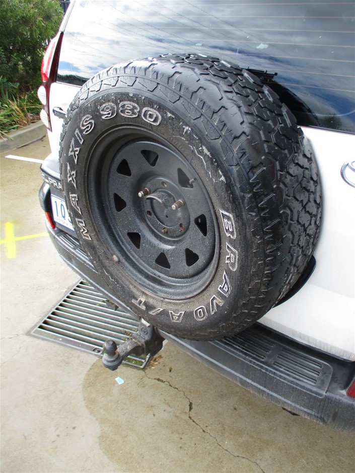 9K Yellow Gold CRESENT MOON STUD EARRINGS