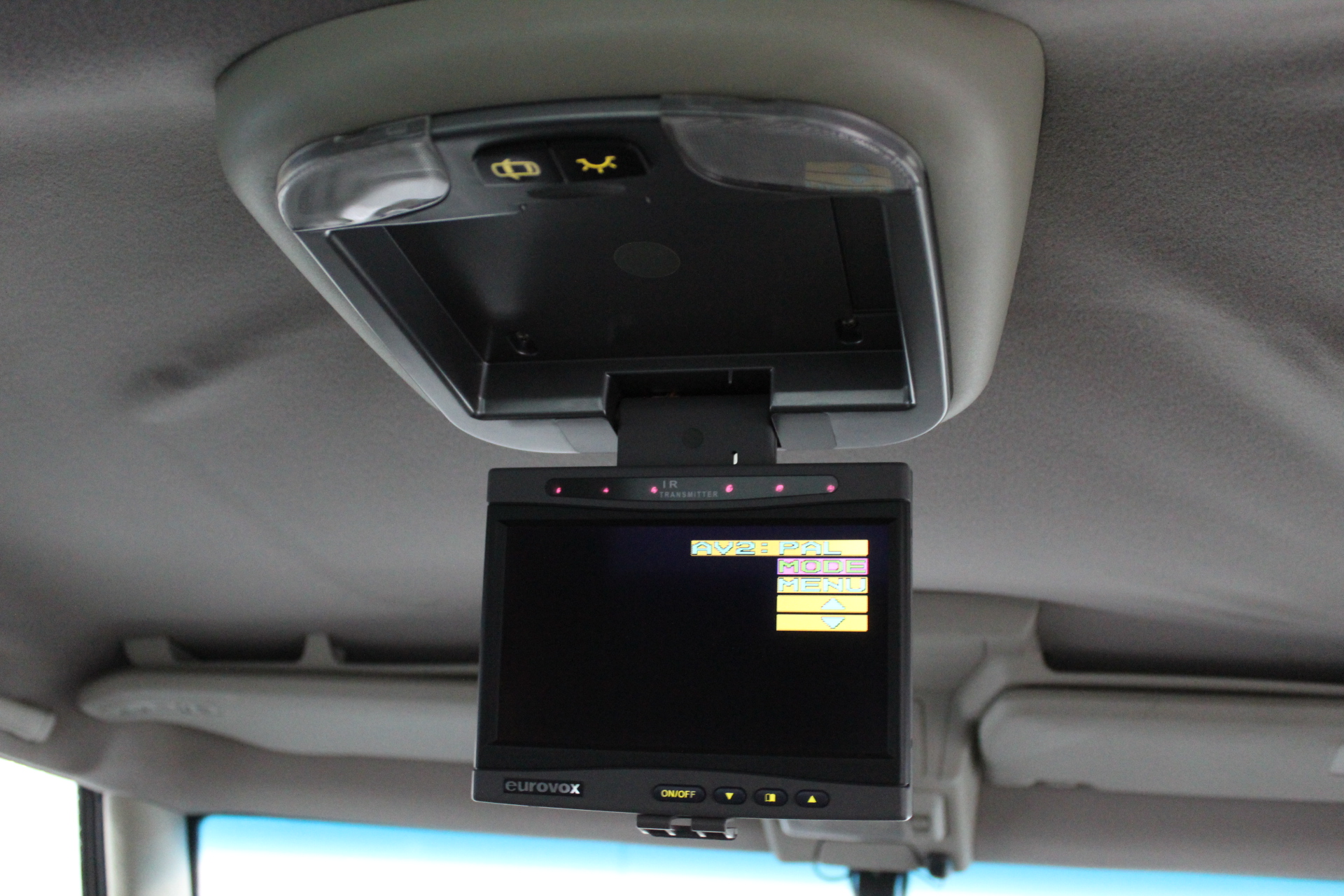 Pneumatic Tyered Rubber Wheel 250mm x 75mm Width, 20mm Ball Bearing Centre.