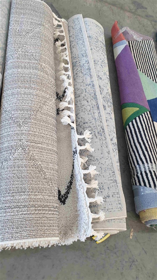 Stunning Aroma Perfume Modern Floral Twirl Necklace - Black