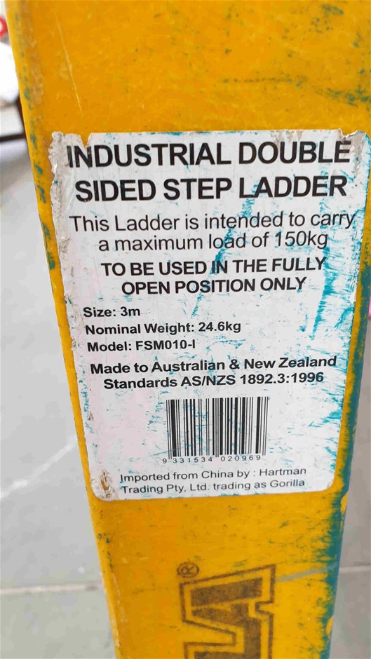 3-Pack BOSS Men's V-Neck Tees, Size L, 100% Cotton, Black Night. NB: damage