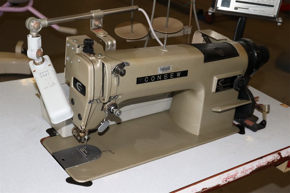 DREAMBABY Retractable Gate, White, Gate Height 81.5cm, Width up to 140cm, I