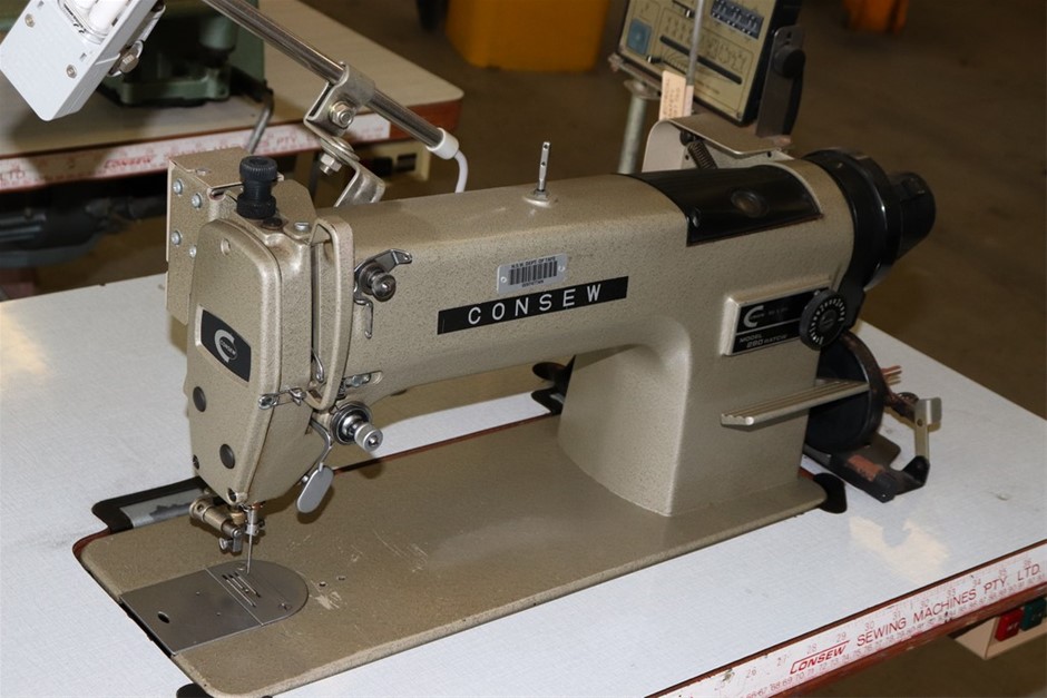 LODGE 35cm Cast Iron Wok with Loop Handles, Black.