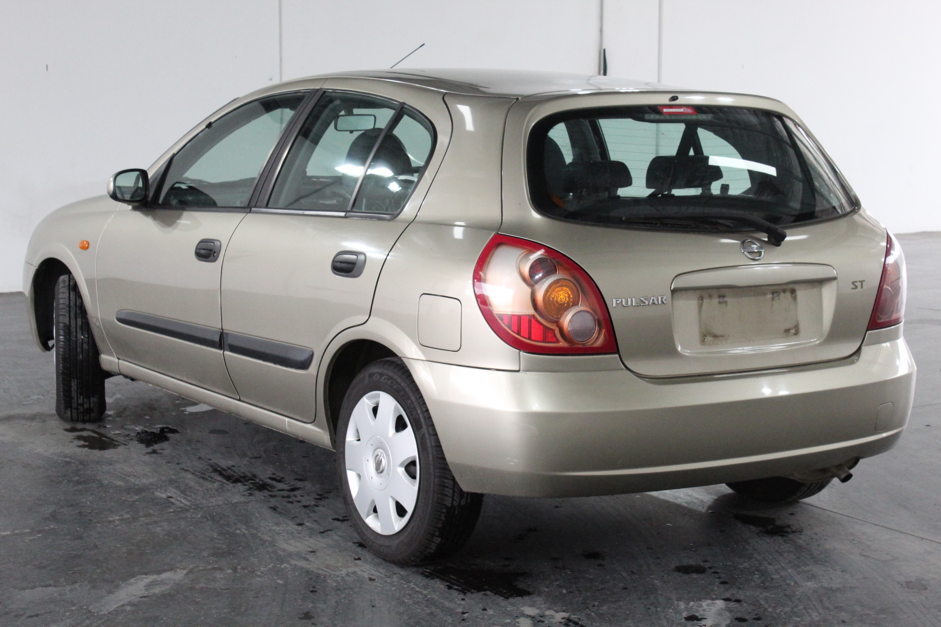 TOMMEE TIPPEE Pouch and Bottle Warmer, White/ Black. NB: Powers on, no furt