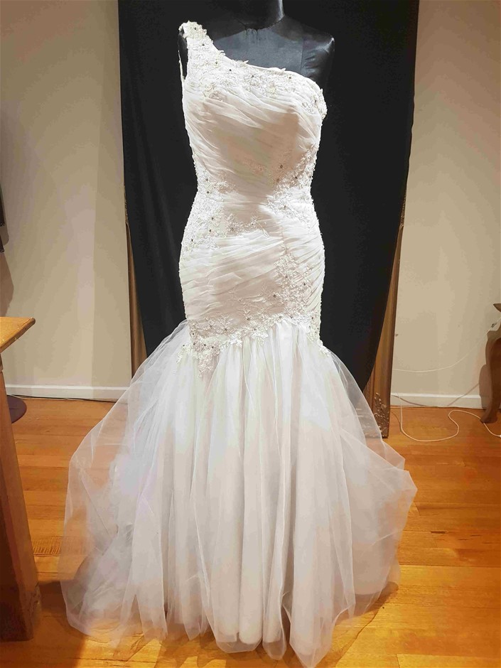 By The Vineyard Mixed Pack Pinot Grigio & Chardonnay (12x 750mL). SEA.