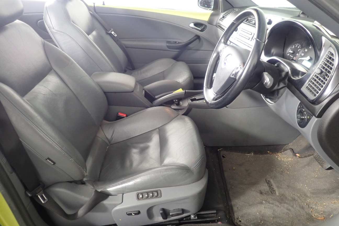 CONTEMPO Compact Vacuum Cleaner, 1800W, Black & Red. NB: minor use