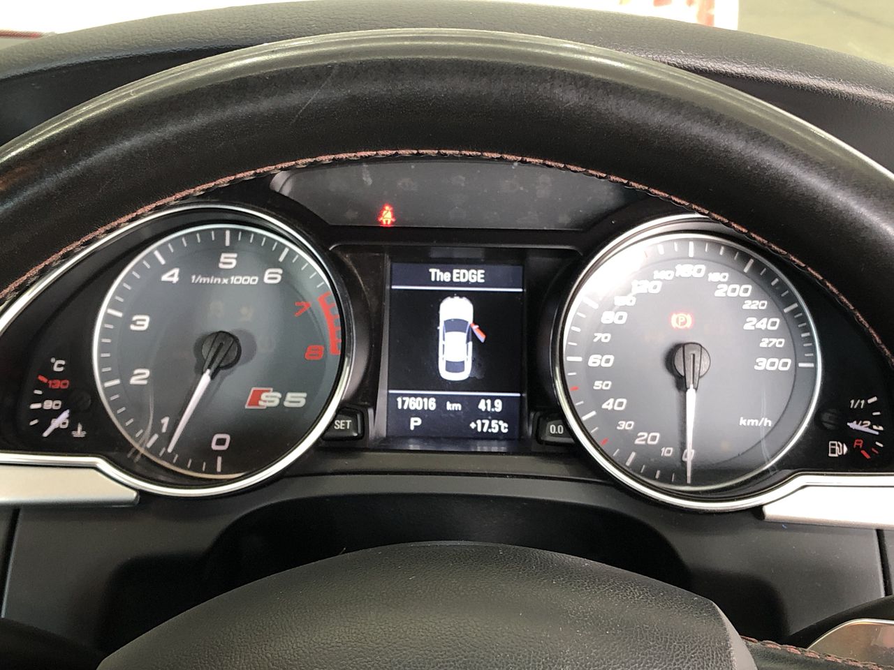 <p>2012 Isuzu NPR 275 4 x 2 Service Truck (Ex. Gov)</p>