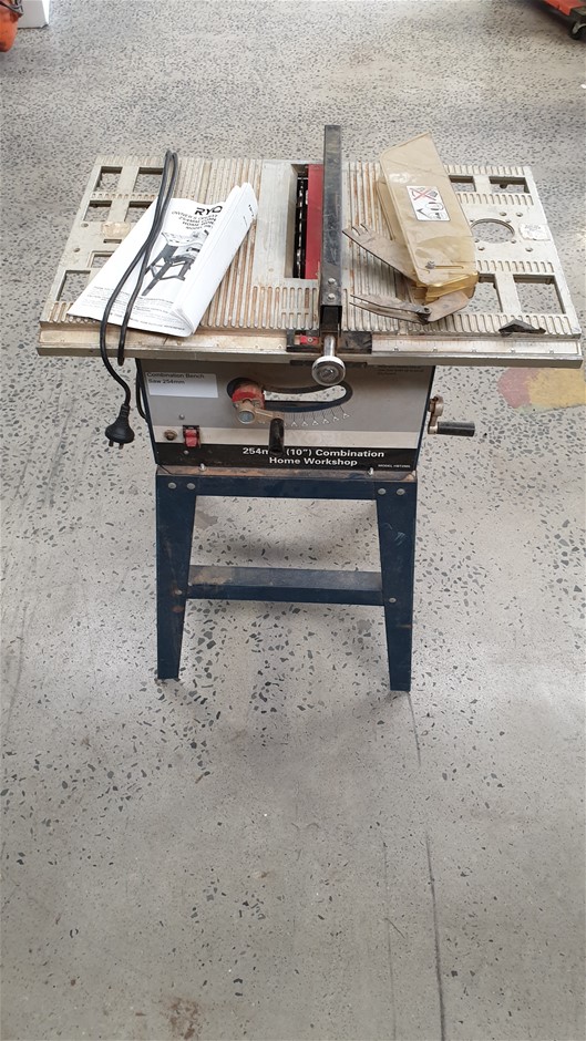 <B>Hay Cattle Feeder</B>