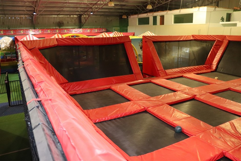 9K WHITE GOLD LIQUID HOLLOW HOOPS 17mm