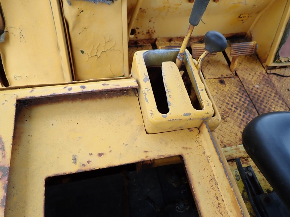 9K WHITE GOLD 0.75ct F VS LAB DIAMOND CLAW SET BAND