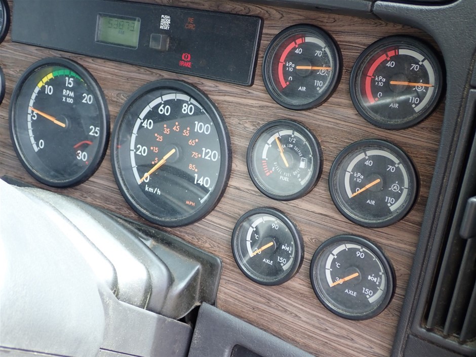 REDTAPE Men's Classic Walking Shoes RSO1235A / US11 / UK10 / EU44 / White.