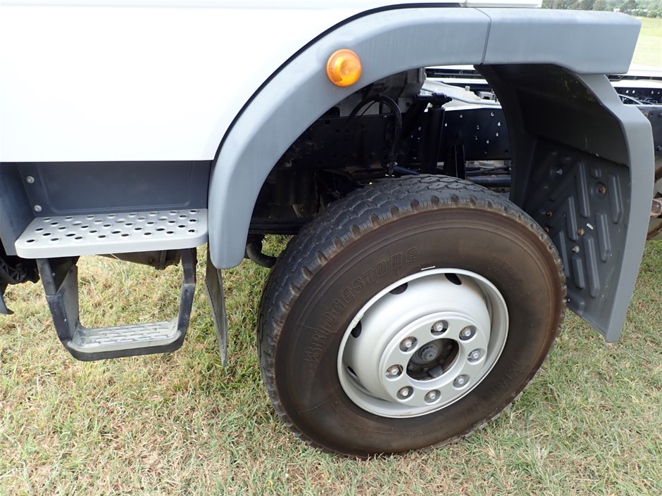 DIRTY LAUNDRY Women's Nirvana Chill Loafer, White, Size US 10/EU41.  Buyers