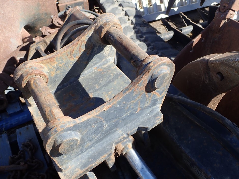 AMAZON BASICS Hardside Expandable Spinner Suitcase, Navy Blue, 68cm.