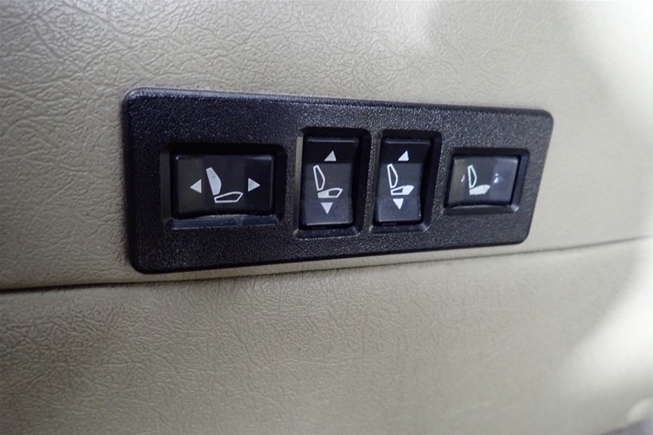 2 x Assorted KURGO Pet Products, Comprising: 1 x  Loft Jacket, Reversible D