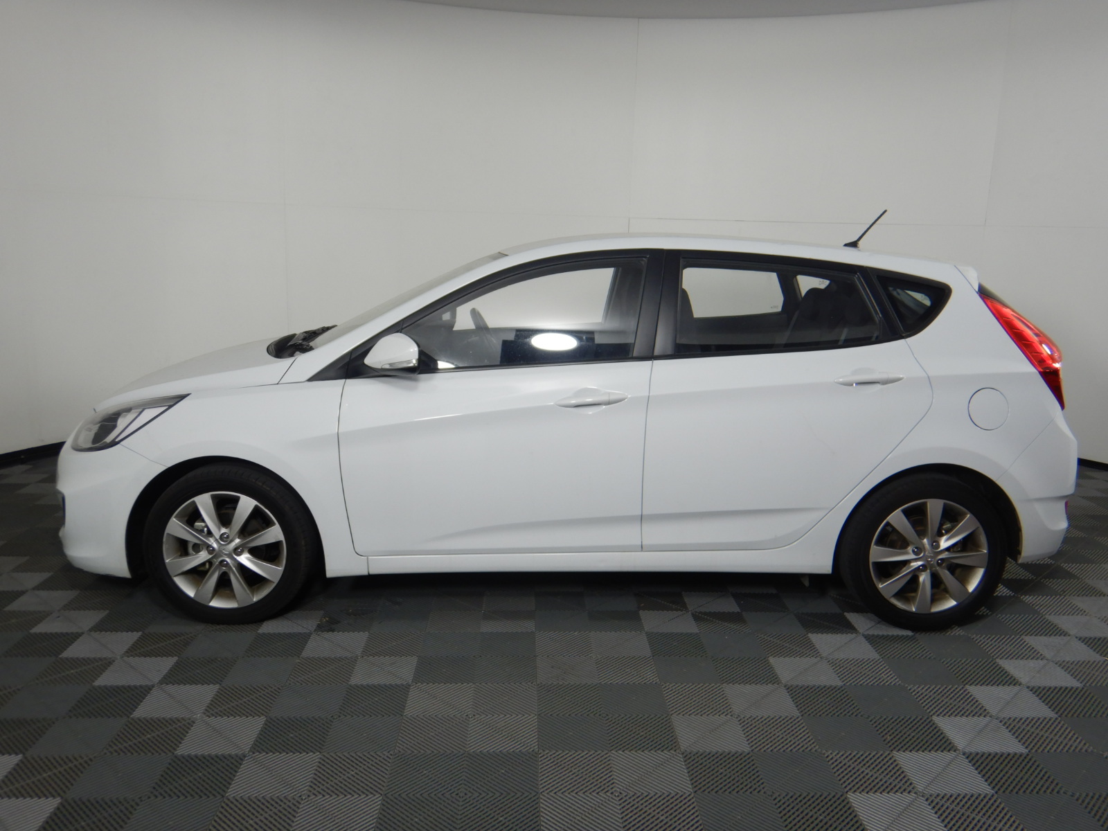 PHILIPS Lumea IPL Hair Removal Prestige Corded. NB: Damaged Box.