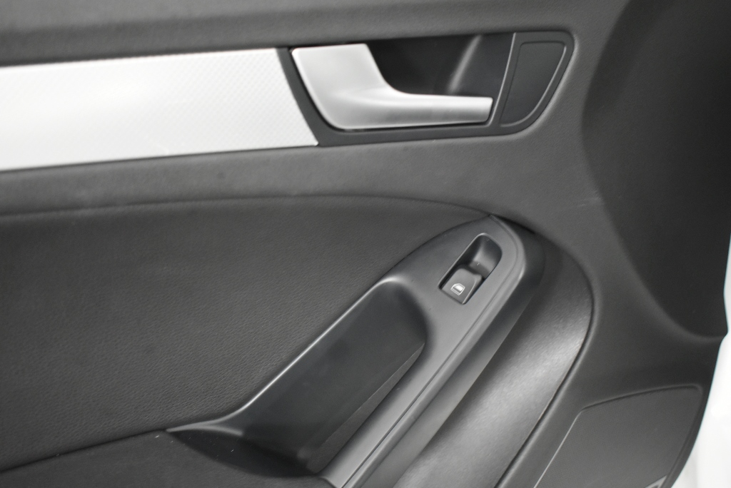 GREG NORMAN Men's Polo, Size 2XL, 100% Polyester, White. NB: minor stain.