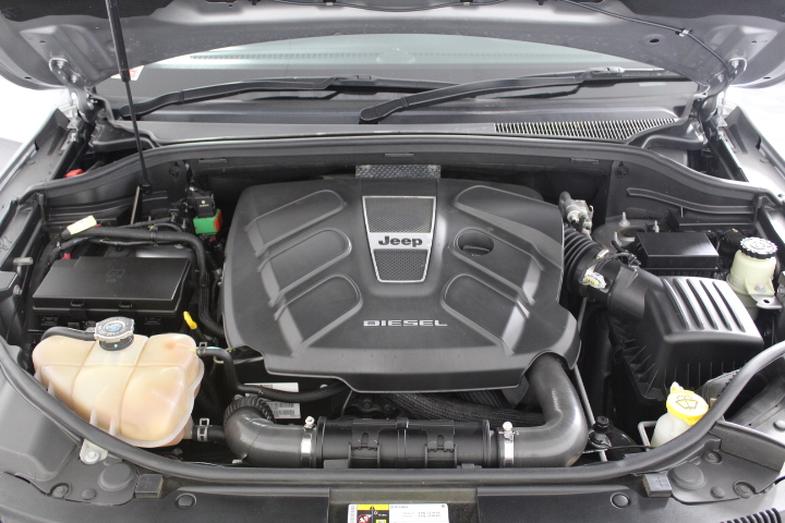 Stunning Rhodium Plated Champagne Crown Heart Ring - US Size 7