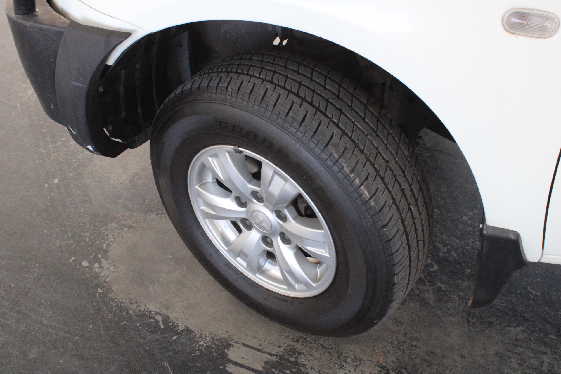 <p>Assorted 10Lt Tins of Paint</p>