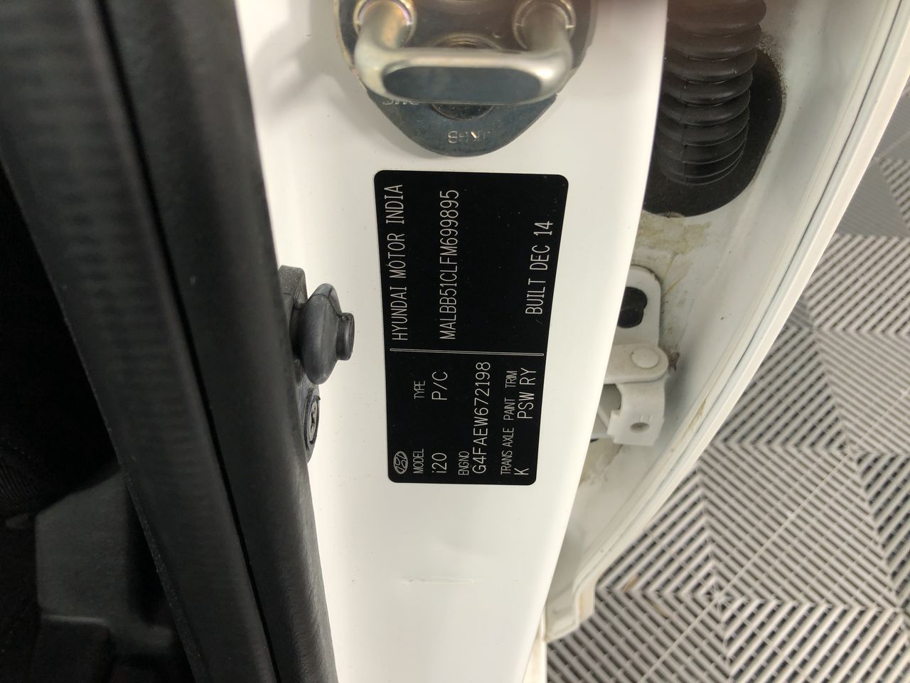 0.16 Carat White 4 round diamonds