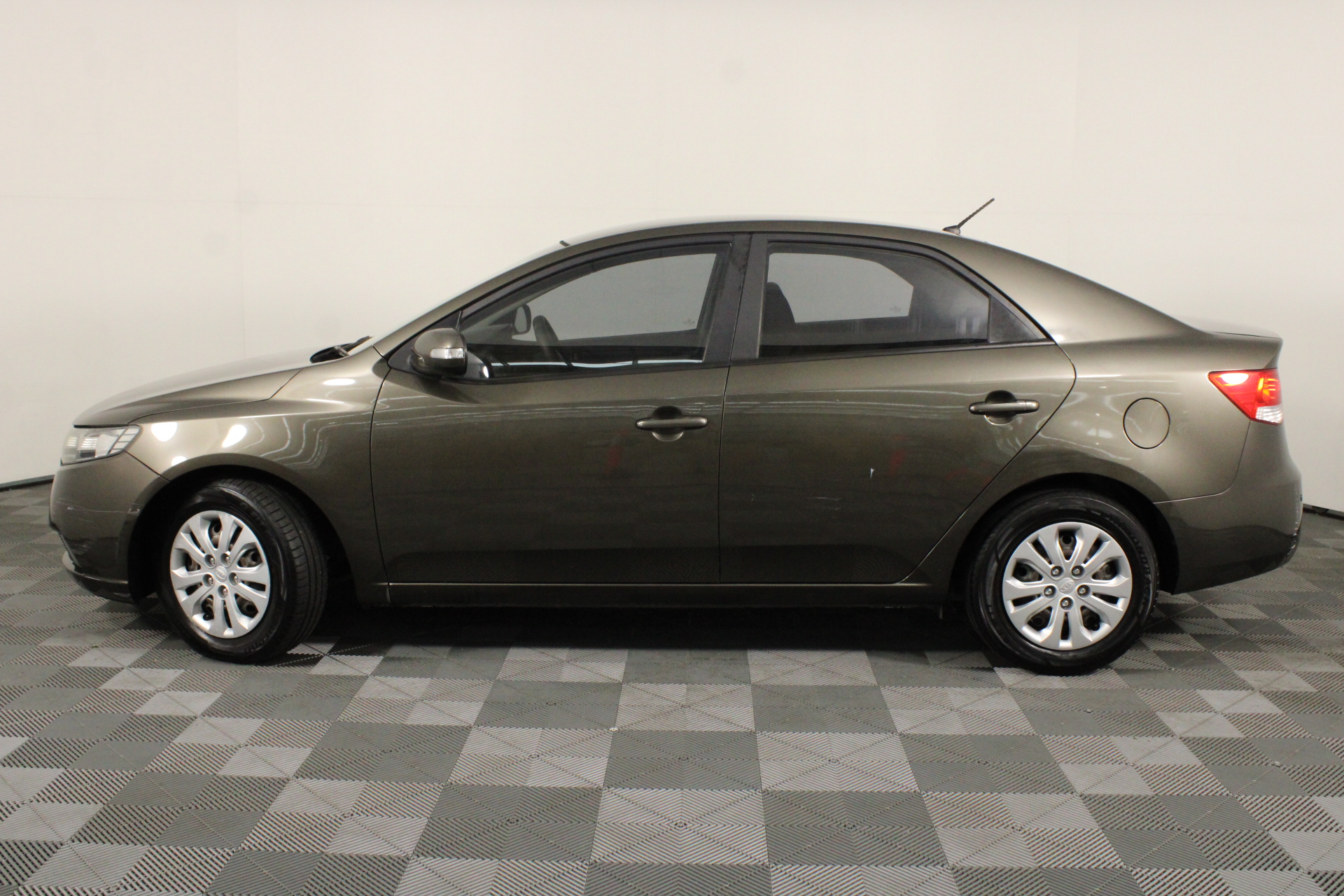 Replica Royal Ring - 16 Simulated Diamonds - US Size 7