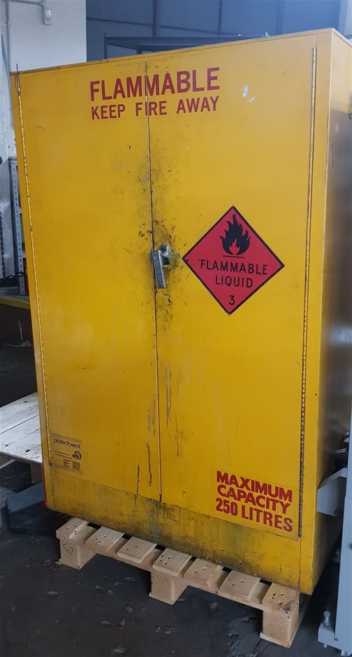 Roederer Vintage Brut Deluxe 2015 (1x 1.5L), France.