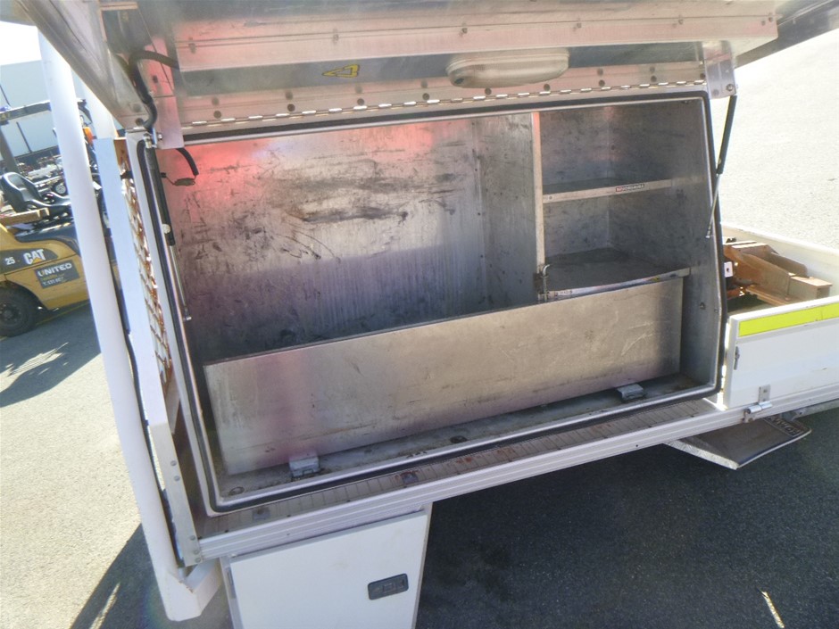 SIGNATURE HOUSEWARES 4 Stoneware Bowls, Variety Colours. N.B: Damaged packa