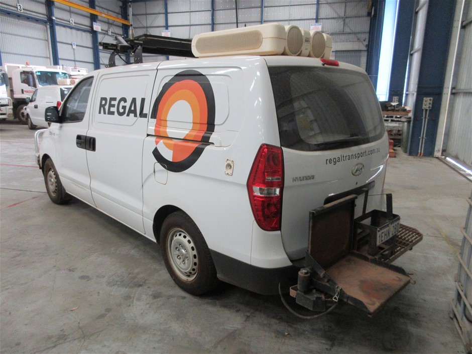 Design Toscano Leaping Sea Dolphin Statue Size: Medium