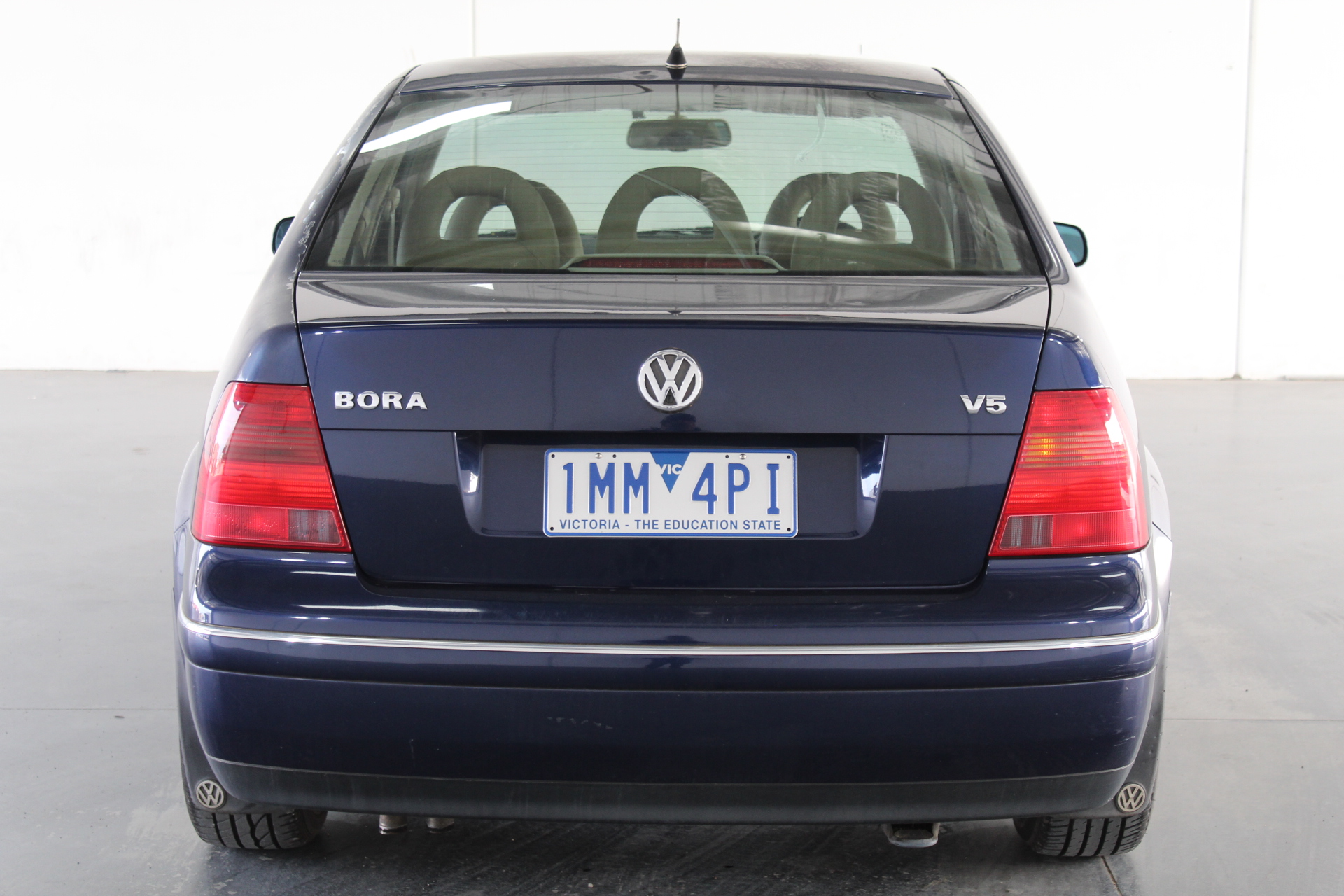 BLENDER BOTTLE Classic Loop Top Shaker Bottle, 28-Ounce, Clear/Black.