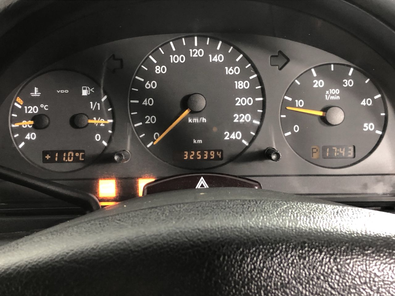 DeWALT 18V XR Brushless Finisher Nailer Kit c/w 2 x 5.0Ah & Charger.