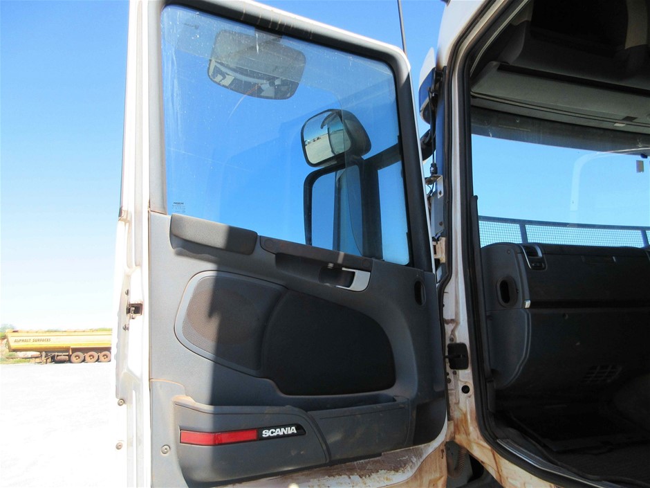 ADAIRS Fruit Bowl Apple Canvas, 40 x 40 cm, 53230. NB: Slightly squished ou