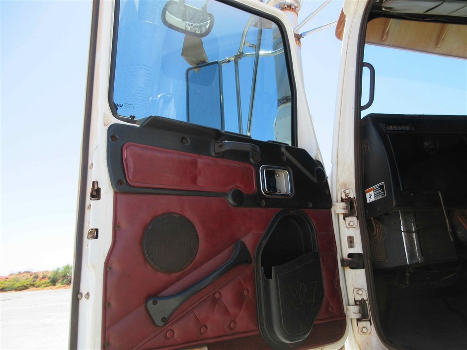 Wolf Blass Yellow Label Merlot (6x 750mL).