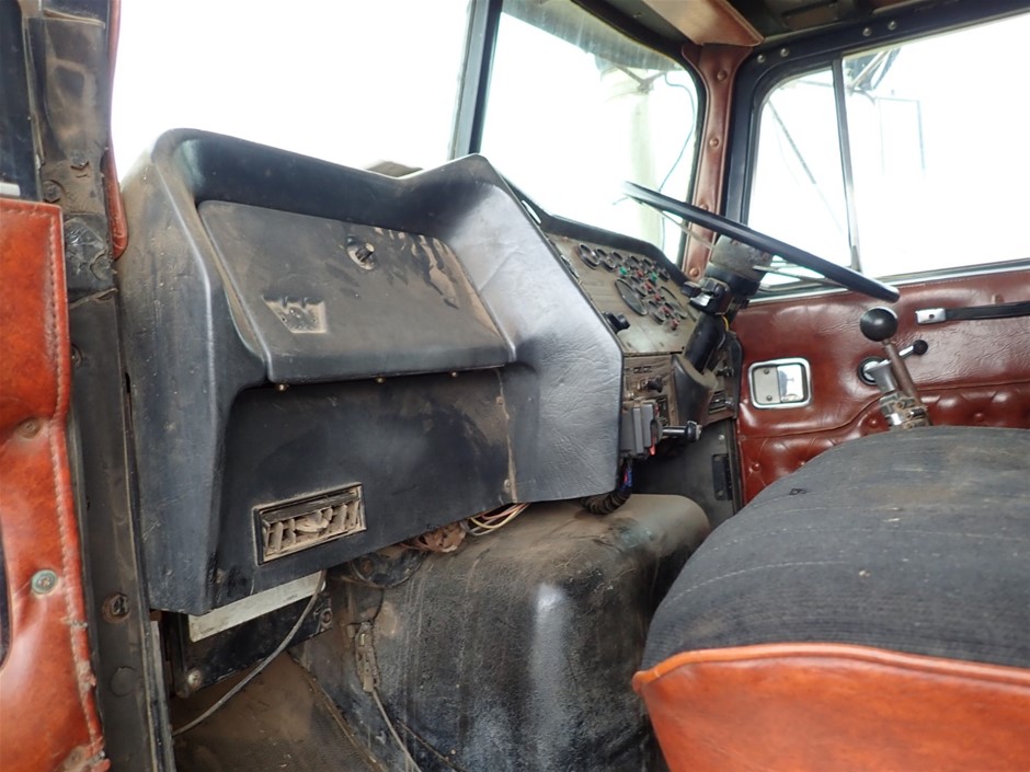 4 x 2XU Men's Long Sleeve Fibretech T-Shirt, Size 2XS, White/ Orange.  Buye