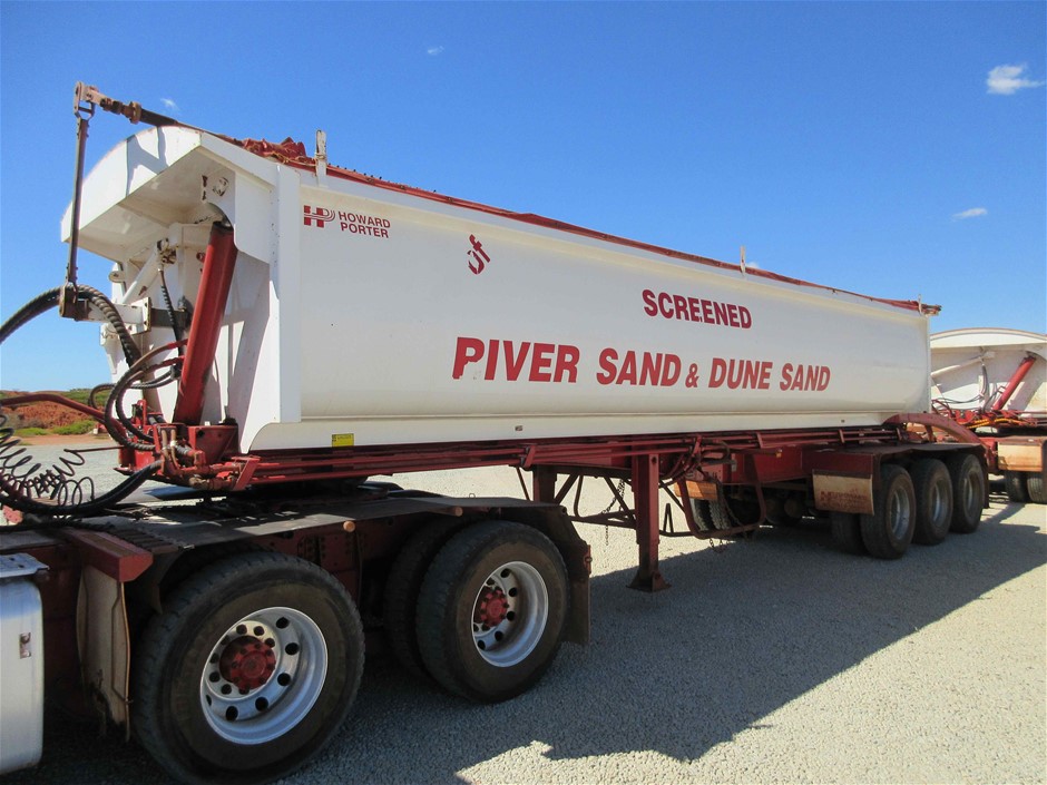 Unused Curved Shower and Toilet Block